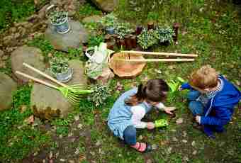 How to play with children in a garden