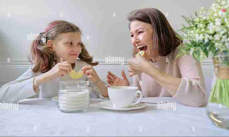 Family tea drinking as a method to accustom the child to help mom