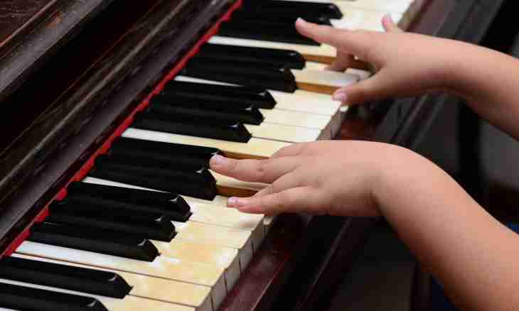 How to teach the child to play the piano