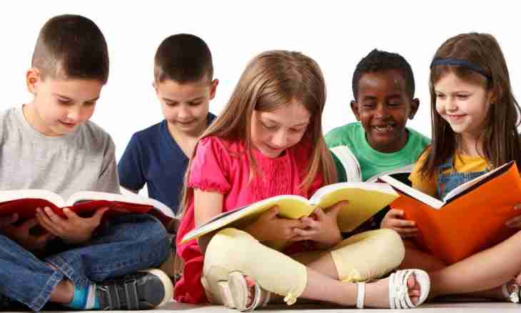 How to accustom to reading children