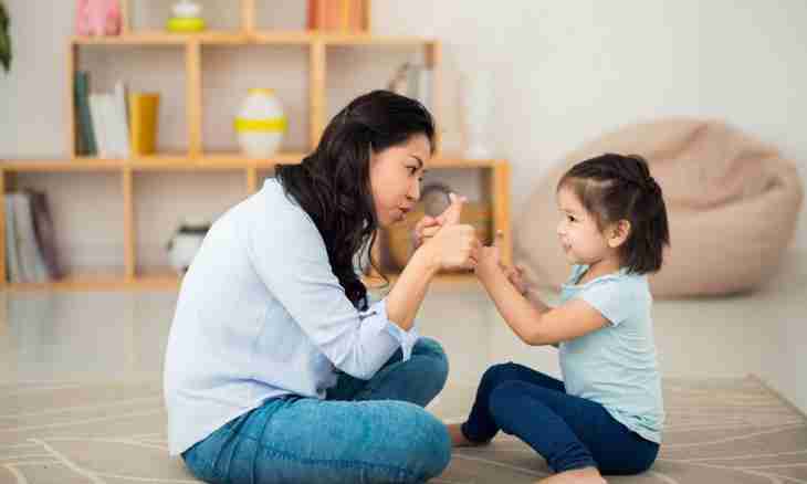When to teach the child to put on without the aid of parents