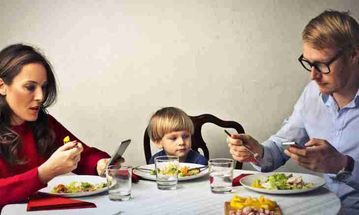 Behavior of the child at a table: advice to parents