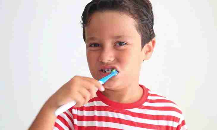 How to teach the child to brush teeth with toothpaste