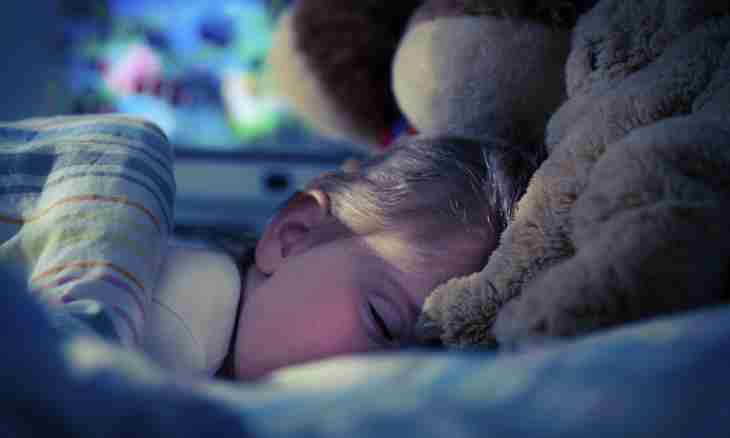 How to accustom the child to sleep in the bed