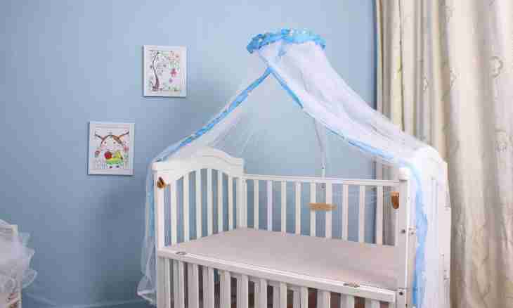 How to fix a canopy to a crib