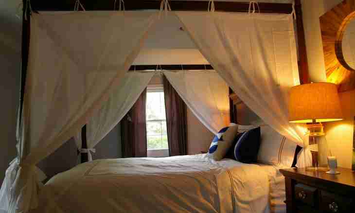How to hang up a canopy on a bed