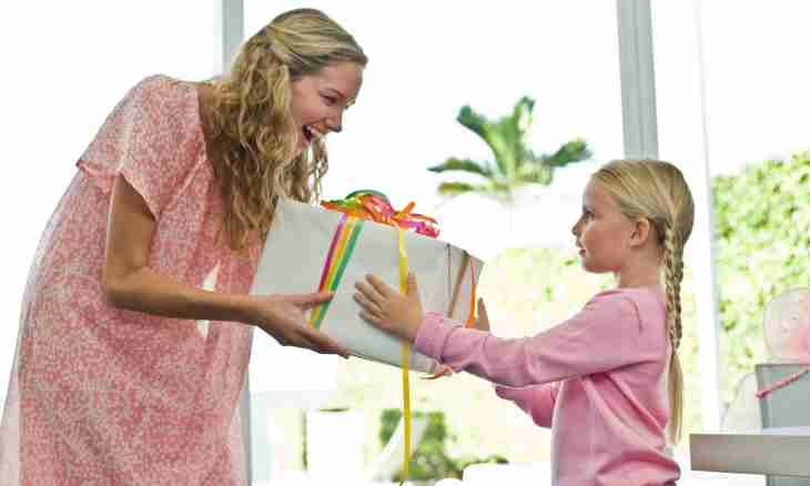 How to present to the child a gift