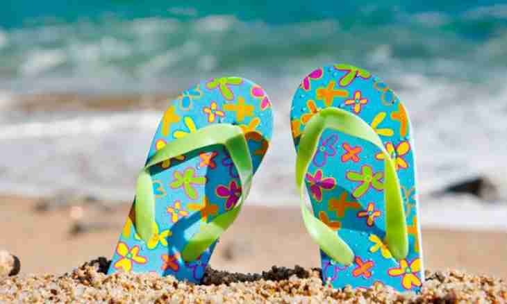 What footwear to choose to children on the beach