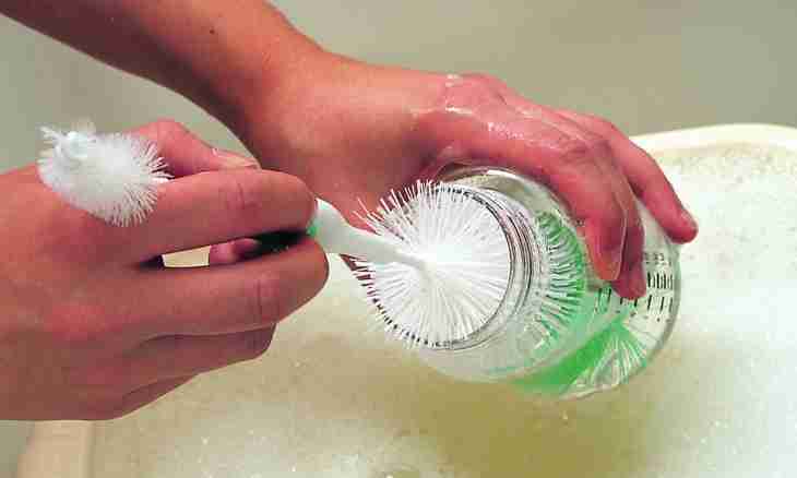 How to wash small bottles