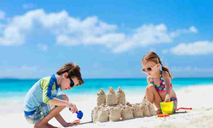 How to bring together the child on the beach