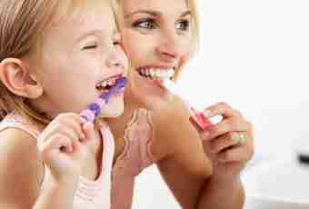 How to pull out a milk tooth to the child