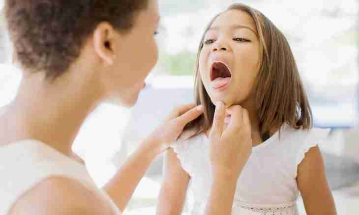 How to treat a throat at the child folk remedies