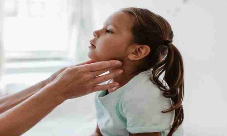 Green snivels at the child: reasons and treatment