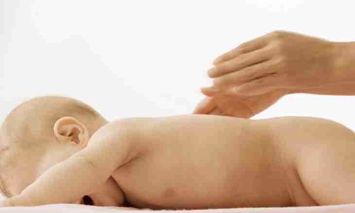 What to do if the newborn is hurt by a stomach