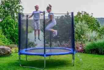 We choose a trampoline for the child