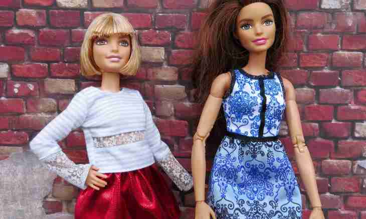 How to dress Barbie