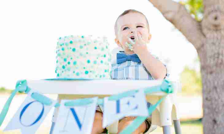 How to carry out the first birthday of the child