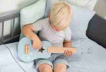 How to choose a toy guitar for the child