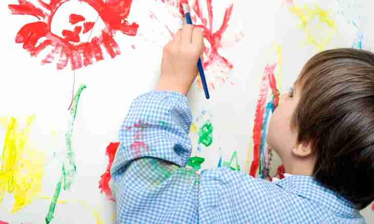 Children's creativity: we draw together and not on walls