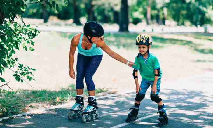 How to teach the child to roller-skate