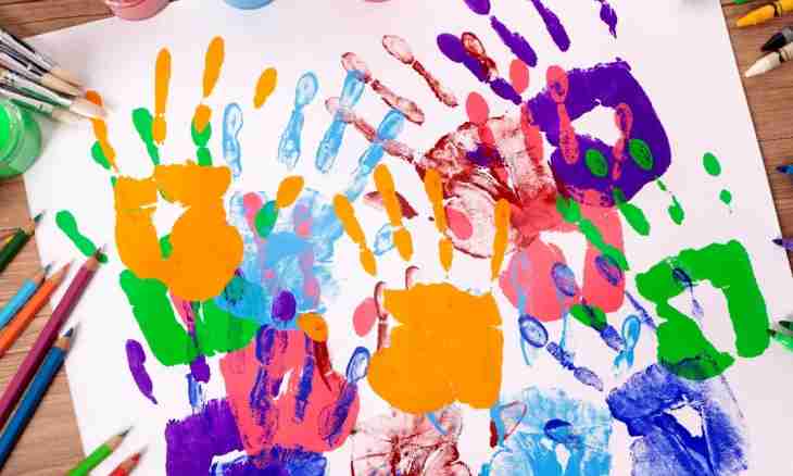 Finger-type paints for children about one year: we try to draw