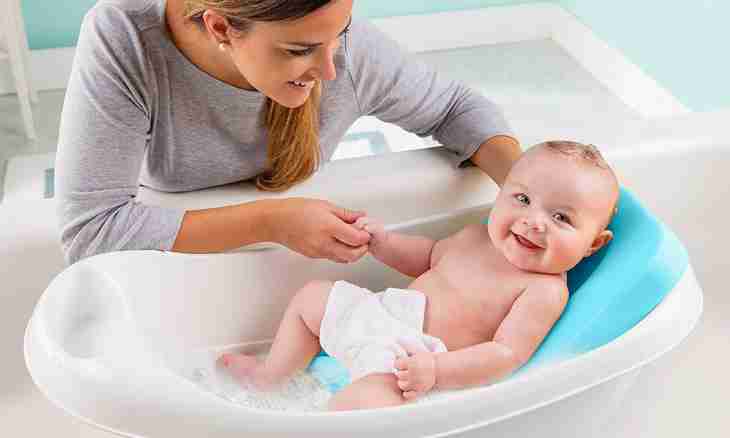 How to hold newborns during bathing
