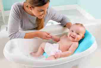 How to hold newborns during bathing