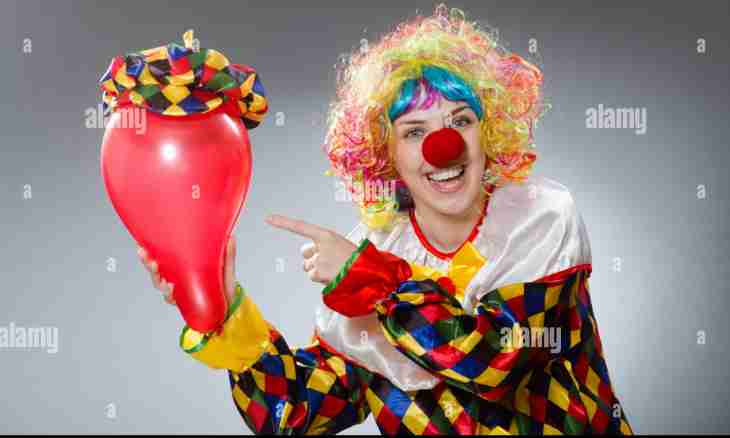 The clown juggler from cardboard
