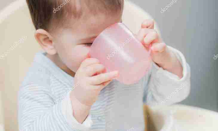 How to teach the child to drink from a mug