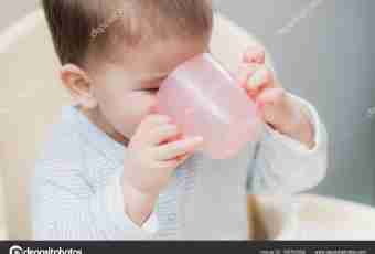 How to teach the child to drink from a mug