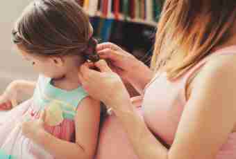 Why small children like to squeeze mother's hair