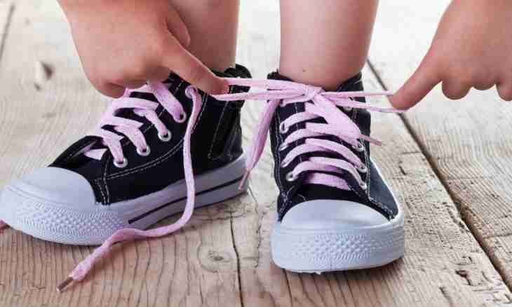 How to teach the child to tie laces