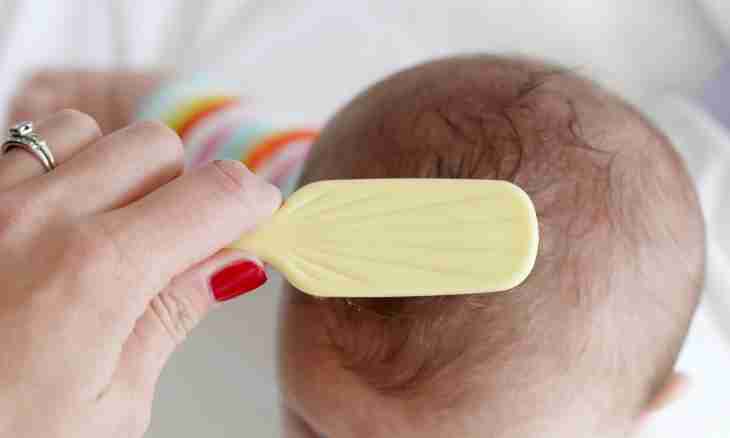 How to remove crusts on the head of the baby