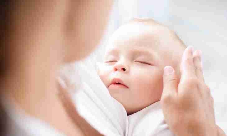 What to do if at the newborn the eye suppurates