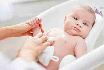 How to wash away the newborn girl