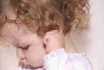 What to do if the child is hurt by an ear