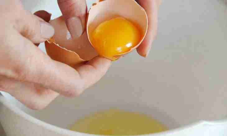 How to give to the child a yolk