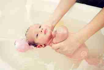How to wash the newborn girl