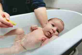 How to bathe the newborn in a big bathtub