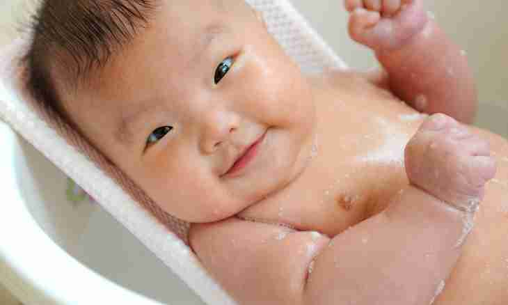 How to bathe the newborn child it is correct: what needs to be known
