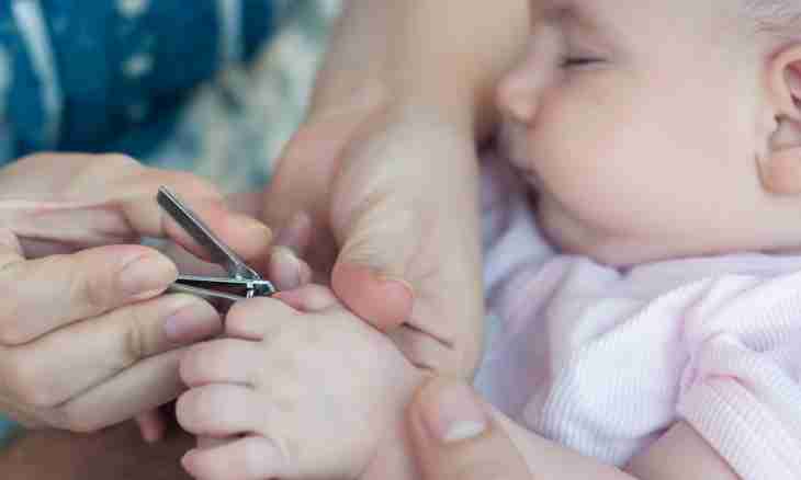 How to cut nails to the newborn