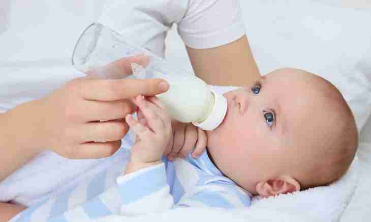 How to transfer the child from chest on artificial feeding