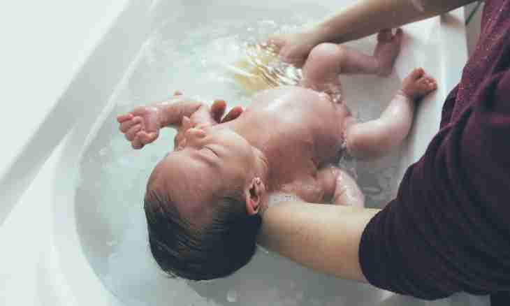 As it is correct to bathe the newborn child