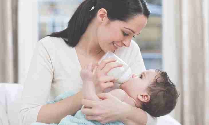 How to feed the child bottle-fed baby