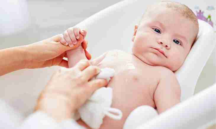 How to wash the newborn child