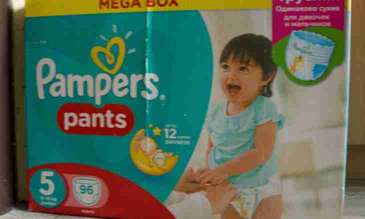 How to put on pampers to the boy