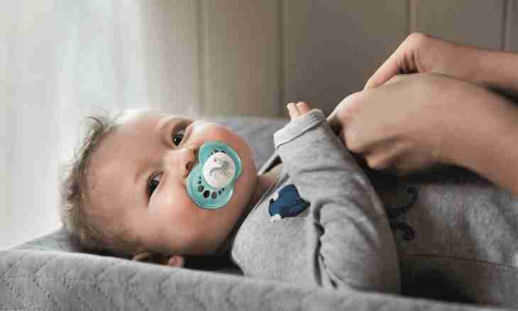 Use of a pacifier. Pluses and minuses