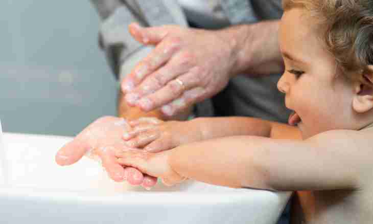 How to hold the child when bathing