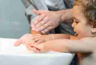 How to hold the child when bathing