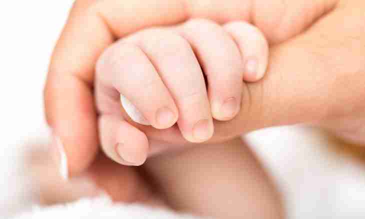 How to take on the newborn's hands